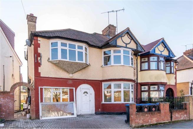 A well presented self contained studio flat to re