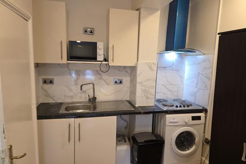 Studio to rent, LONDON NW10