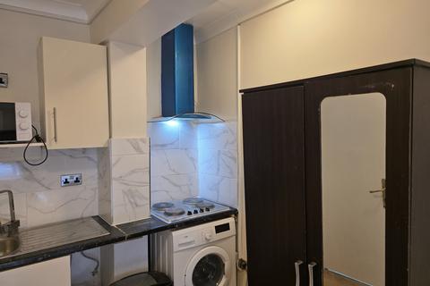 Studio to rent, LONDON NW10