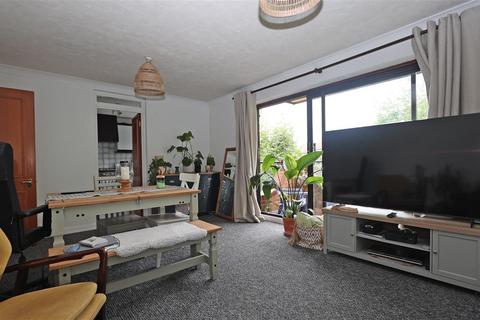 2 bedroom apartment to rent, Campion Close, South Croydon