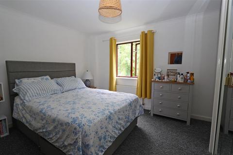 2 bedroom apartment to rent, Campion Close, South Croydon