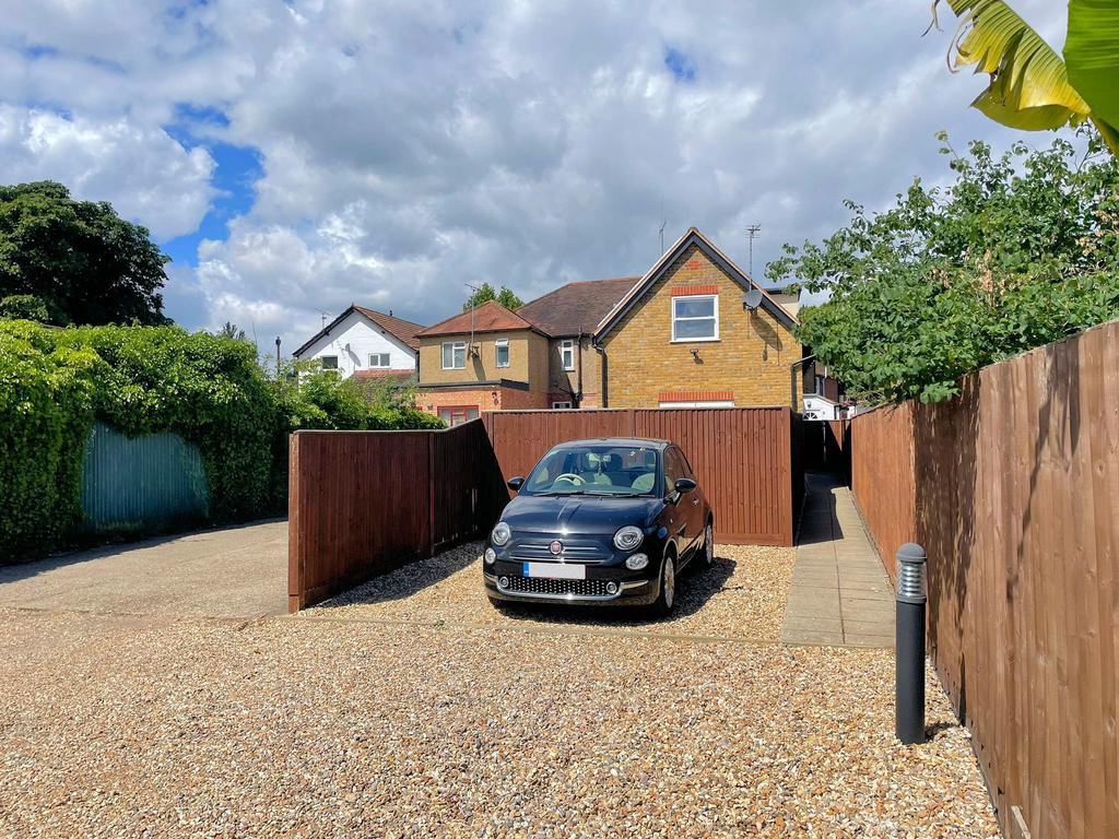 Half Penny Cottage,Wraysbury 2 bed cottage £1,495 pcm (£345 pw)