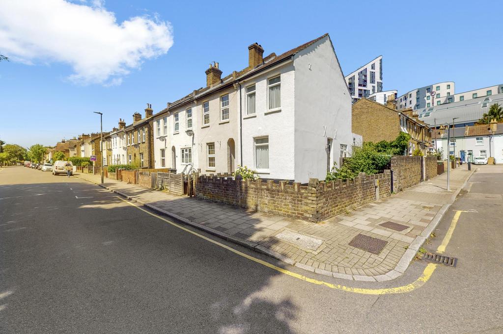 Aylesbury Road, Bromley 2 bed terraced house £1,700 pcm (£392 pw)