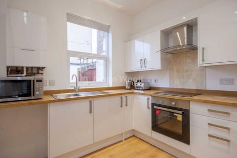 6 bedroom terraced house to rent, Hucknall Road Carrington