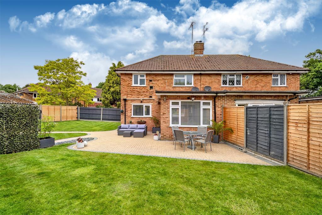 Woodside Crescent, Smallfield, Surrey, RH6 3 bed semidetached house