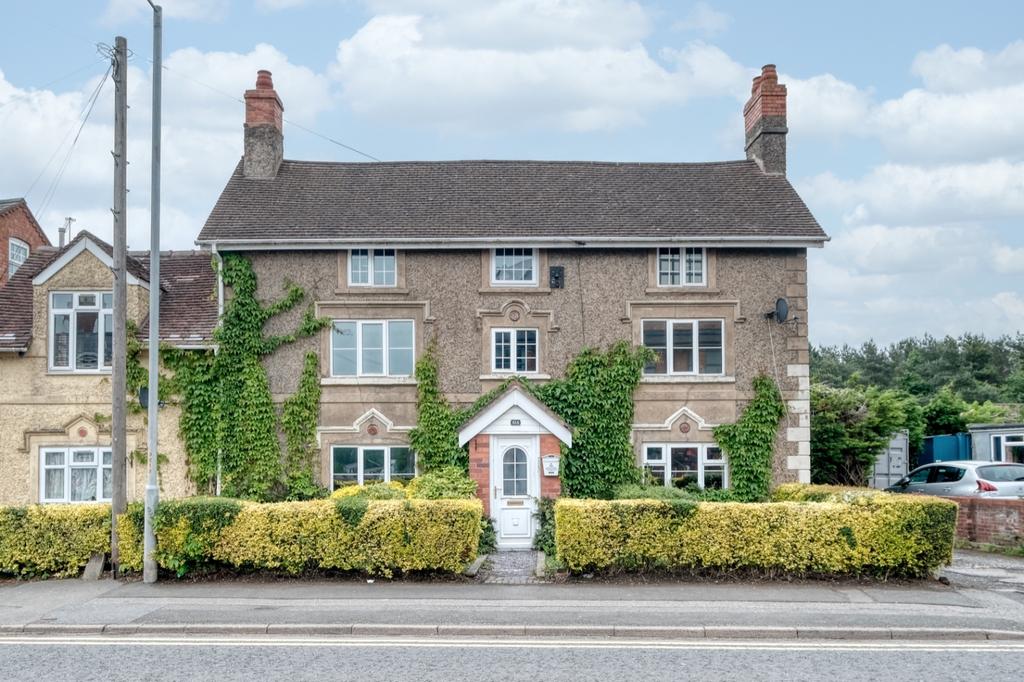 Evesham Road, Crabbs Cross, Redditch... 5 bed semidetached house £