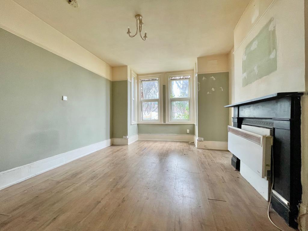 Lower Road Sutton, London SM1 Studio £850 pcm (£196 pw)