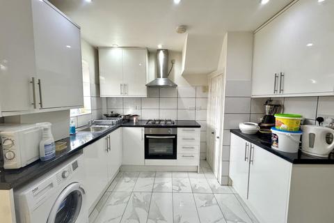 3 bedroom semi-detached house to rent, Carlton Avenue, Hayes, Greater London, UB3