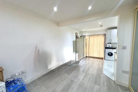 3 bedroom semi-detached house to rent, Carlton Avenue, Hayes, Greater London, UB3