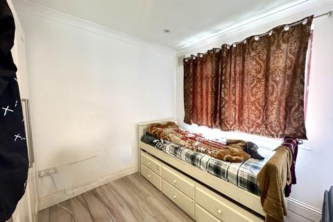 3 bedroom semi-detached house to rent, Carlton Avenue, Hayes, Greater London, UB3