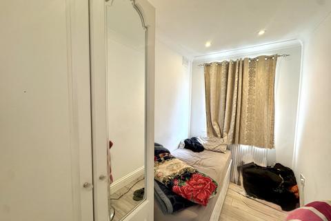 3 bedroom semi-detached house to rent, Carlton Avenue, Hayes, Greater London, UB3