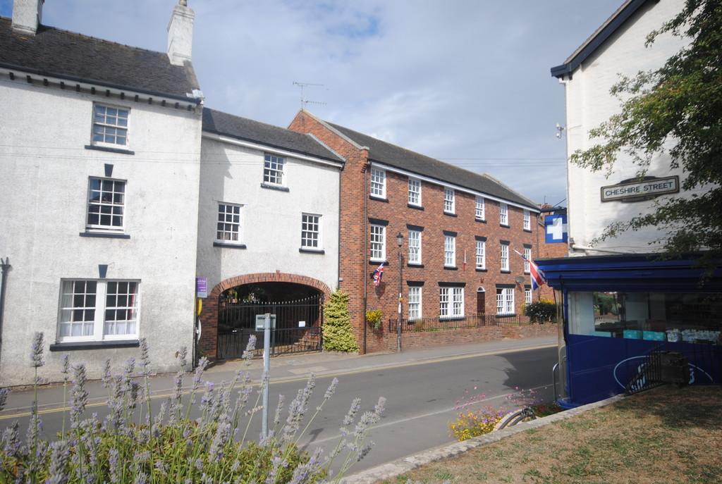 Crown Mews, Cheshire Street, Audlem 2 bed apartment £525 pcm (£121 pw)