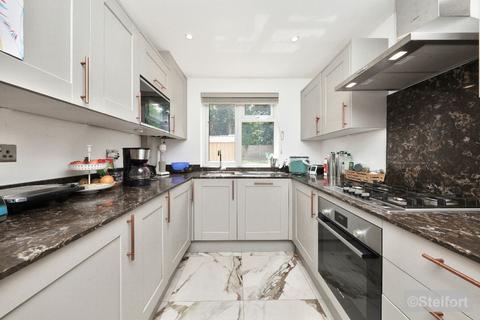 4 bedroom end of terrace house for sale, Avenue Road, London N12