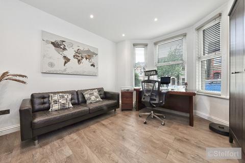 4 bedroom end of terrace house for sale - Avenue Road, London N12