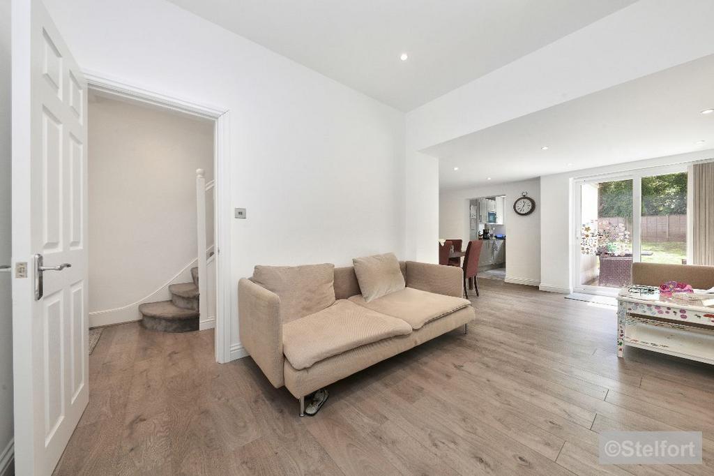 Avenue Road, London N12 4 bed end of terrace house for sale £875,000