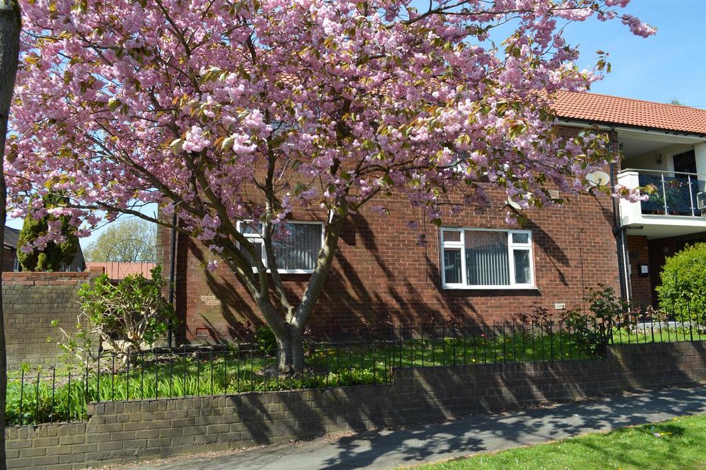 Rosary Road, Oldham, Lancashire 2 bed flat for sale £90,000