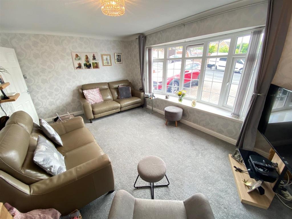 Pennine Way, Stourbridge, DY8 4LP 2 bed semidetached house £195,000