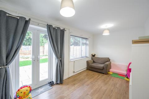 8 Barnett Close, Kingswinford, DY6 9PW