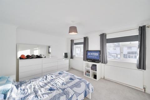 8 Barnett Close, Kingswinford, DY6 9PW