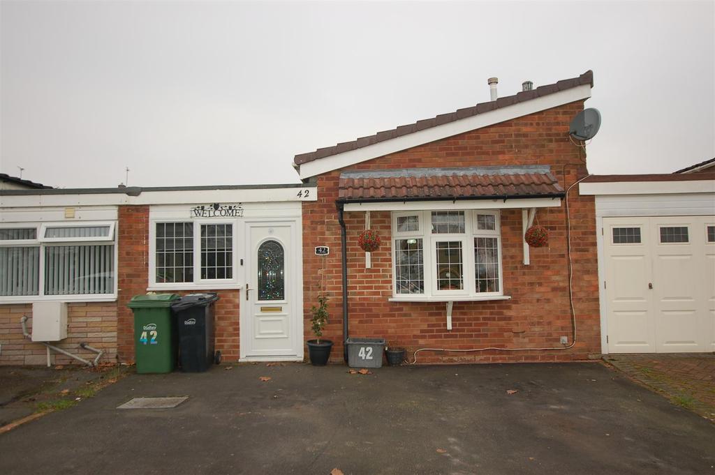 Laxton Close, Kingswinford, DY6 8RN 2 bed terraced bungalow £189,950