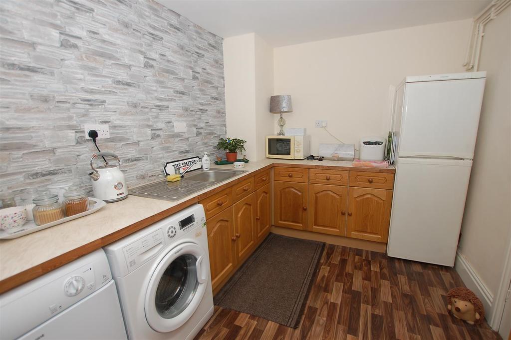 Laxton Close, Kingswinford, DY6 8RN 2 bed terraced bungalow £189,950