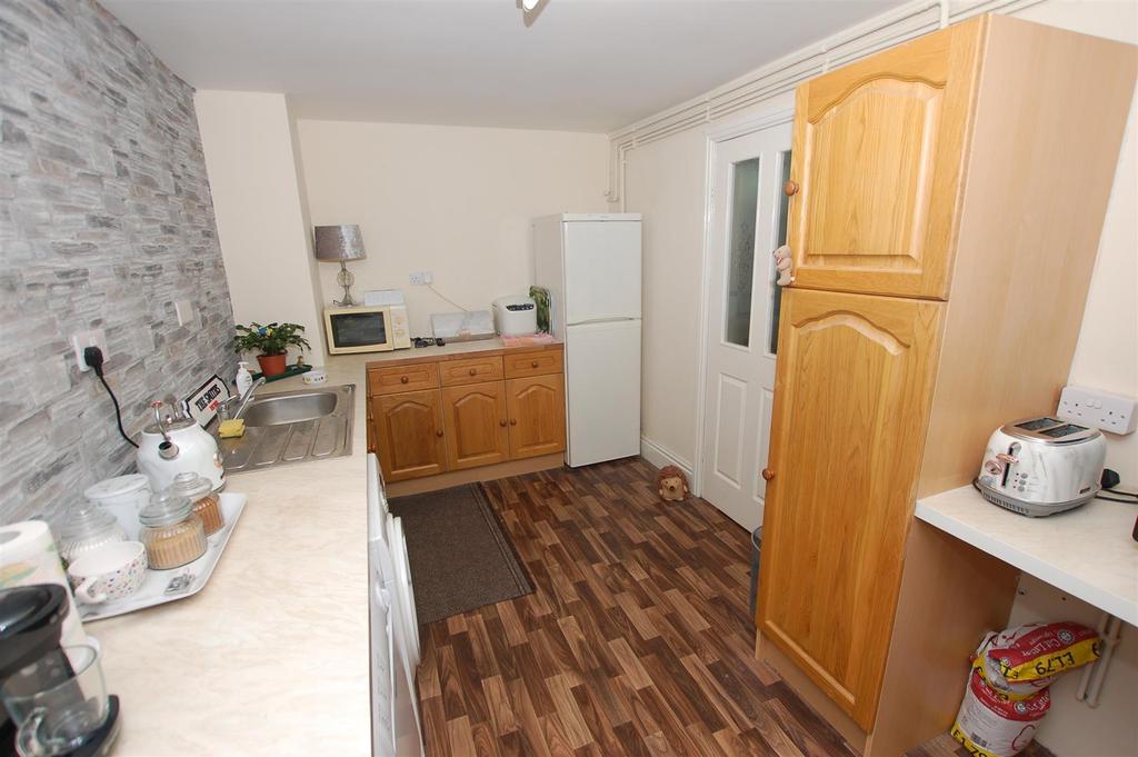 Laxton Close, Kingswinford, DY6 8RN 2 bed terraced bungalow £189,950