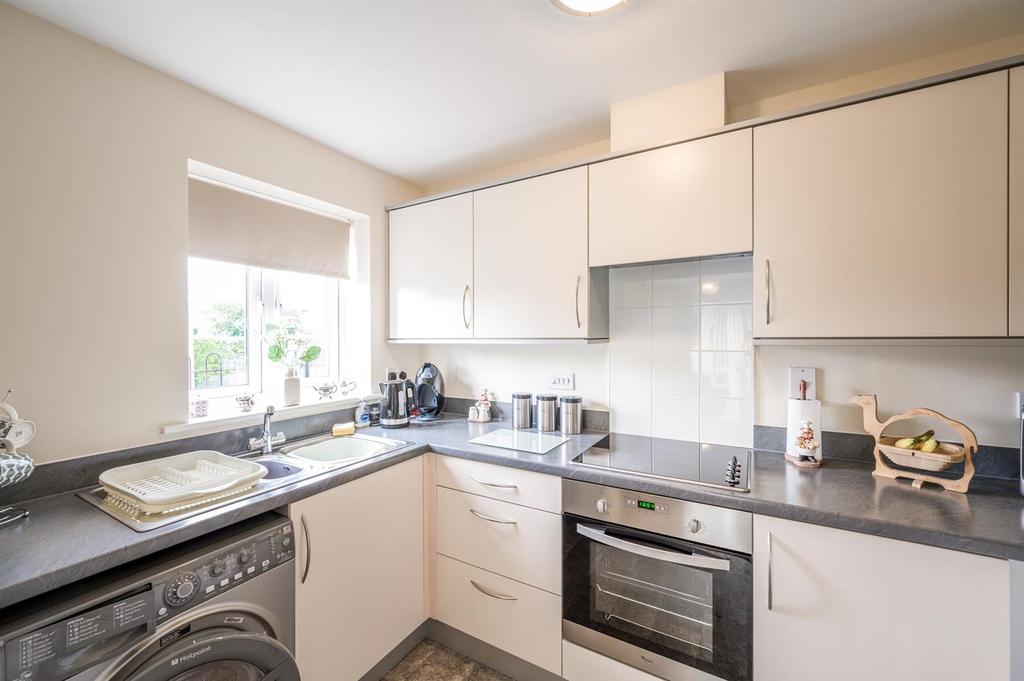 Marshall Crescent, Wordsley, DY8 5TA 2 bed flat £140,000
