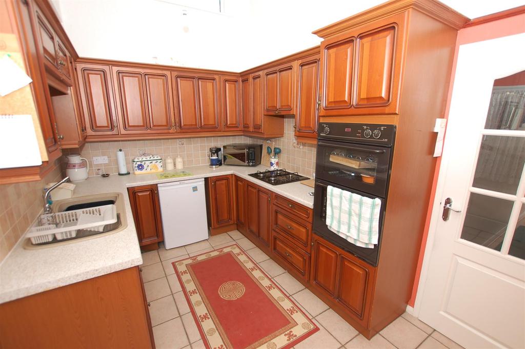 Laxton Close, Kingswinford, DY6 8RN 2 bed terraced bungalow £189,950