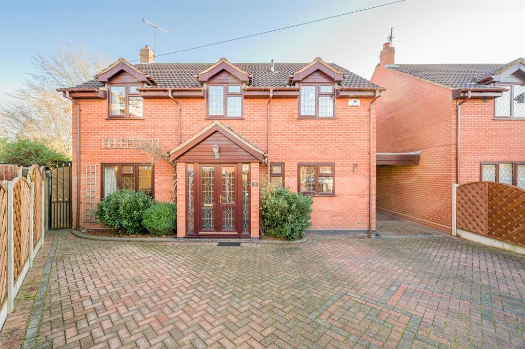 Celandine Close, Kingswinford, DY6 9TN 4 bed house for sale £450,000