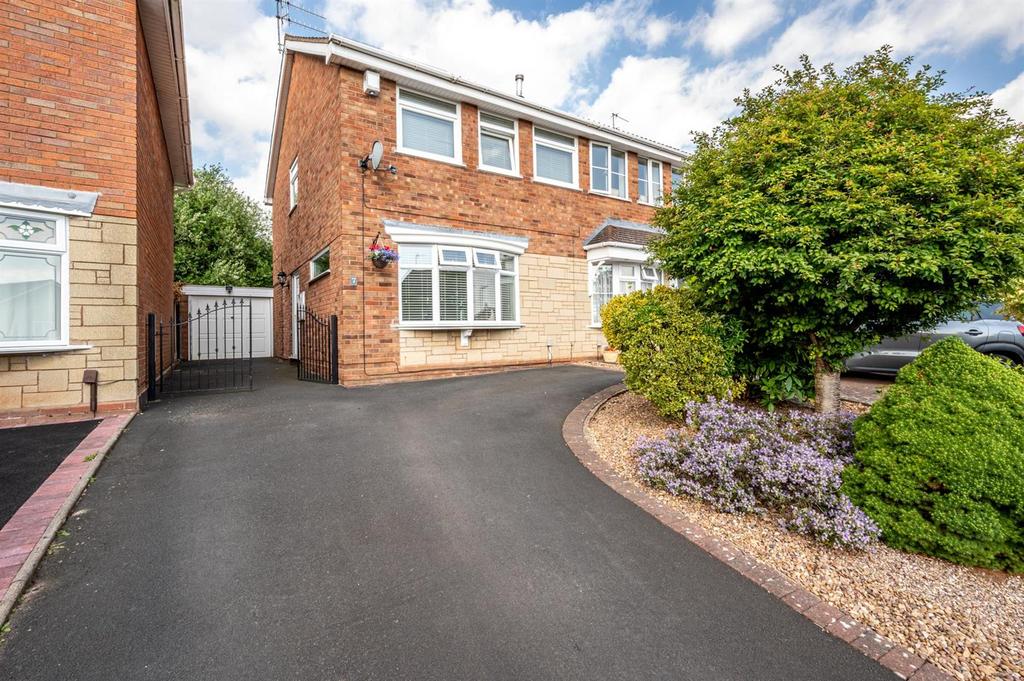 Harrow Road, Kingswinford, West Midlands 3 bed semidetached house £