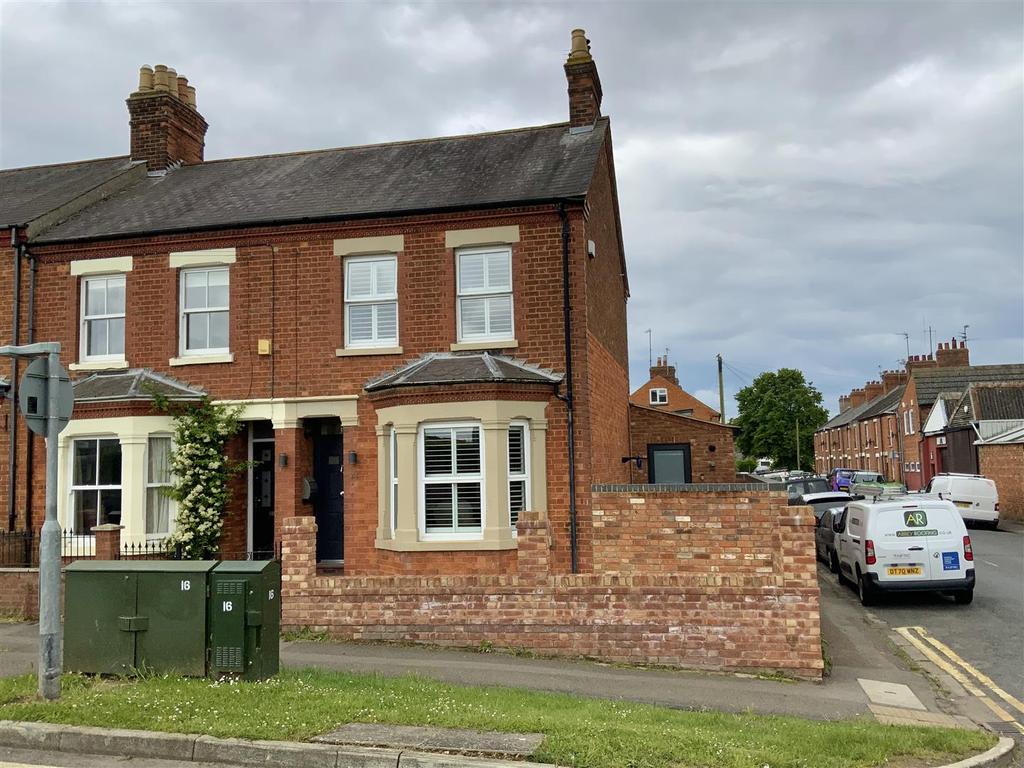 London Road, Stony Stratford, Milton... 3 bed end of terrace house £