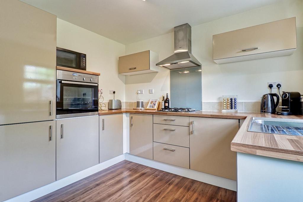 Silver Cross Way, Guiseley 3 bed end of terrace house for sale £325,000