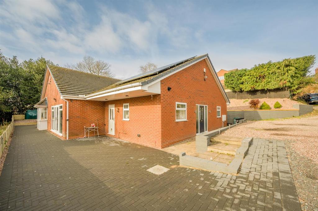 Amblecote Road, Brierley Hill, DY5 2PR 4 bed detached bungalow £475,000