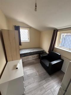 Studio to rent, South Road, London