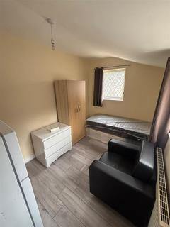 Studio to rent, South Road, London