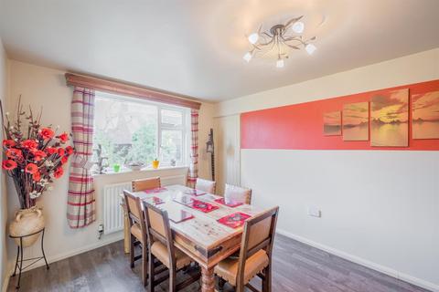 22 White Oak Drive, Kingswinford, DY6 9QN