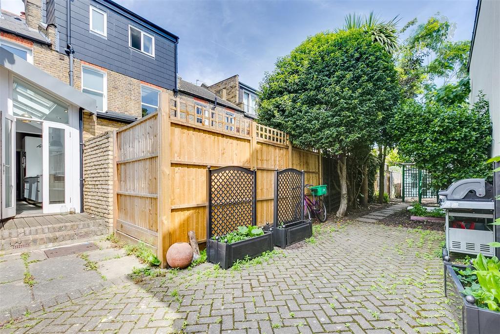 Brookwood Road, London 2 bed £2,500 pcm (£577 pw)