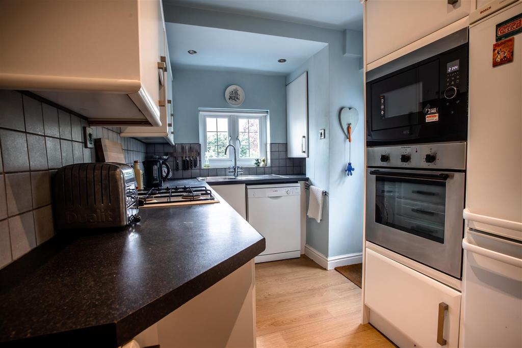 Windsor Road, Crowborough 2 bed semidetached house £350,000