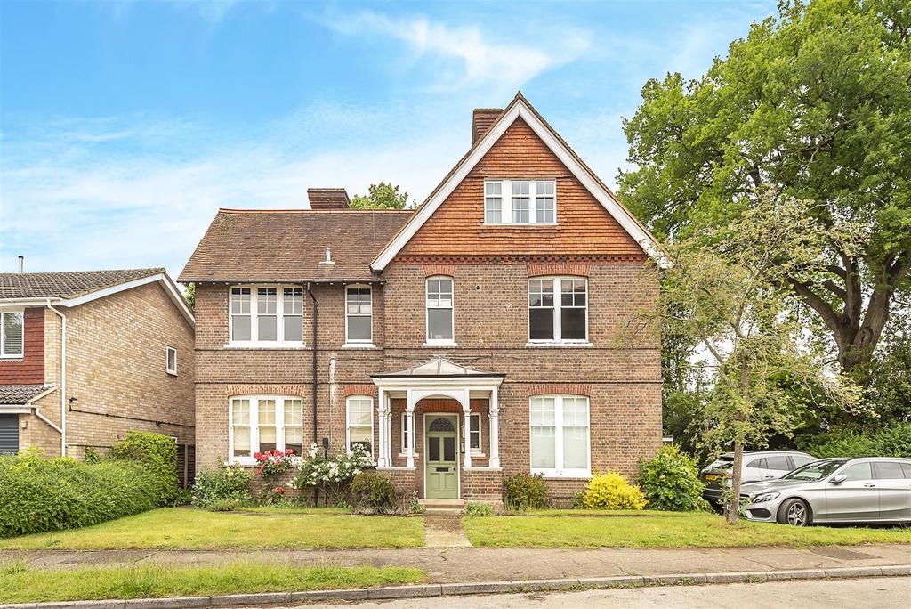 Saberton Close, Redbourn, St. Albans 2 bed apartment £350,000