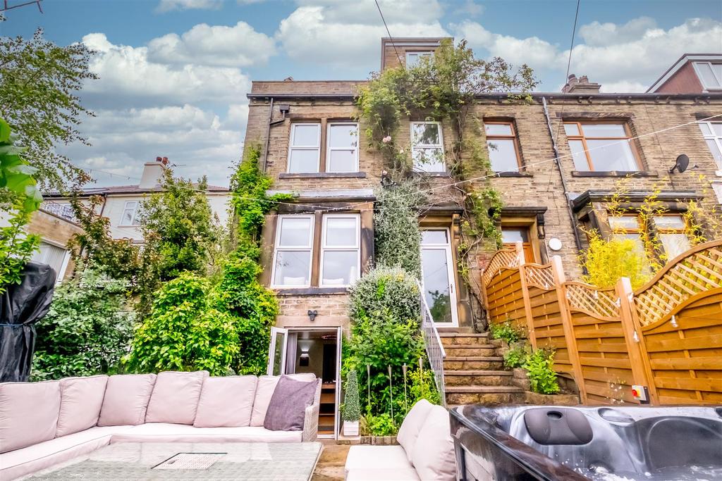 Burnley Road, Sowerby Bridge 4 bed end of terrace house £375,000
