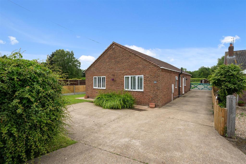 Wainfleet Road, Firsby, Spilsby 3 bed detached bungalow £350,000