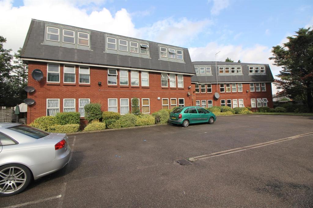 Trinity Lane, Waltham Cross, Herts, EN8 2 bed flat £255,000