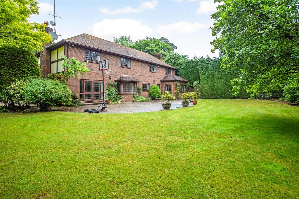 Fairmile Lane, Cobham 4 bed detached house £5,500 pcm (£1,269 pw)