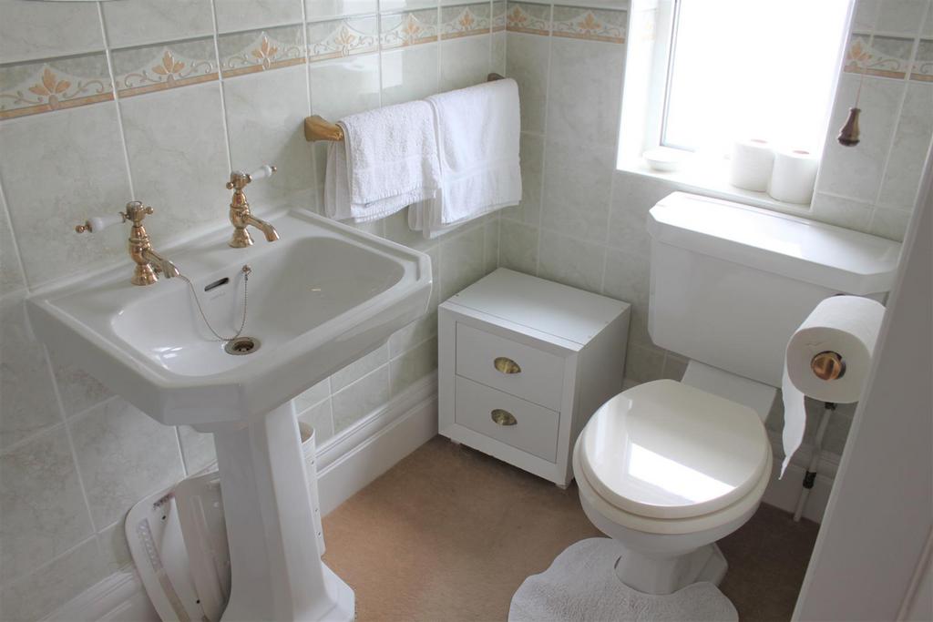 Tiled 3 piece en suite shower room
