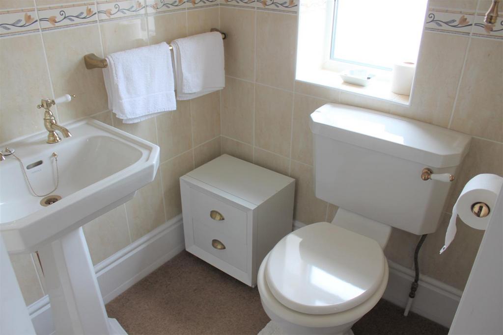 Tiled en suite 2 piece shower room