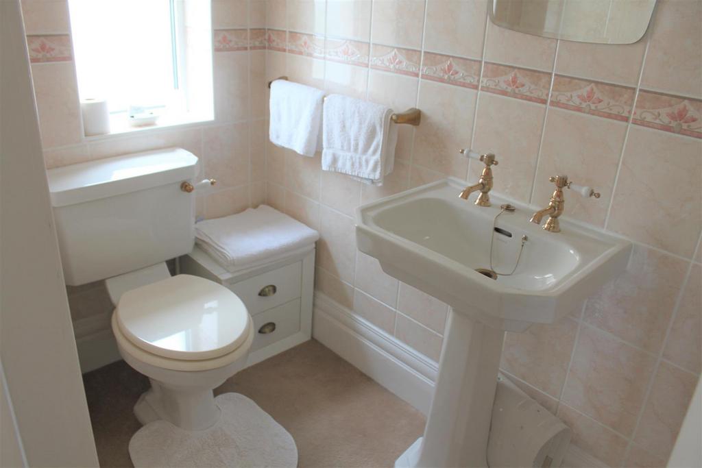 Tiled 3 piece en suite shower room