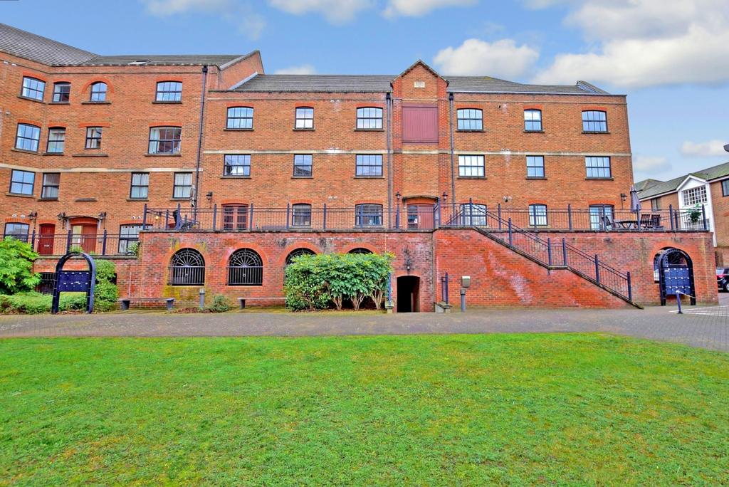 Whitefriars Wharf Tonbridge TN9 2 bed apartment £1,000 pcm (£231 pw)