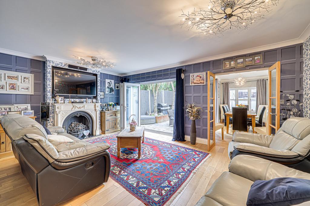 Hambro Avenue, Rayleigh, SS6 4 bed detached house £550,000