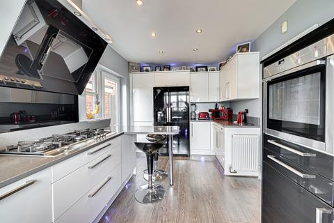 4 bedroom detached house for sale, Hambro Avenue, Rayleigh, SS6