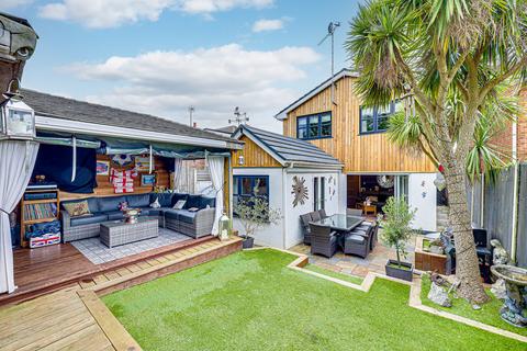 4 bedroom detached house for sale, Hambro Avenue, Rayleigh, SS6